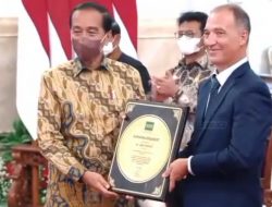 Indonesia Menerima Penghargaan Atas Tercapainya Swasembada Beras oleh IRRI