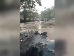 Viral! Air Laut Pangandaran Hantam Pengendara yang Melintas