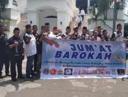 Media dan Ormas Bagi-Bagi Makanan Untuk Jemaah Masjid di Grogol