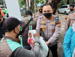Polres Metro Jakarta Barat Bagikan Ratusan Kantong Beras ke Masyarakat