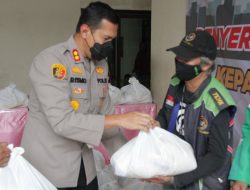 Polres Jakbar Kerja Sama dengan Awak Media Bagikan Sembako ke Sejumah Ojol