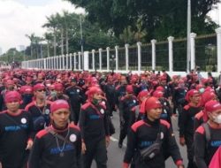 Tolak Kenaikan Harga BBM, Massa Buruh Geruduk Gedung DPR