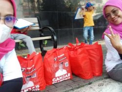 Relawan Ganjar Pranowo Bagikan Sembako di Jakarta Barat, Kampanye?