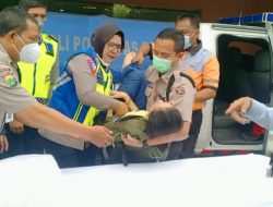 Satlantas Polres Jakbar Sigap Bantu Pesepeda yang Alami Kecelakaan di Daan Mogot