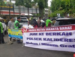 Jumat Berkah, Polsek Kalideres Bagikan Ratusan Sarapan Pagi ke Warga