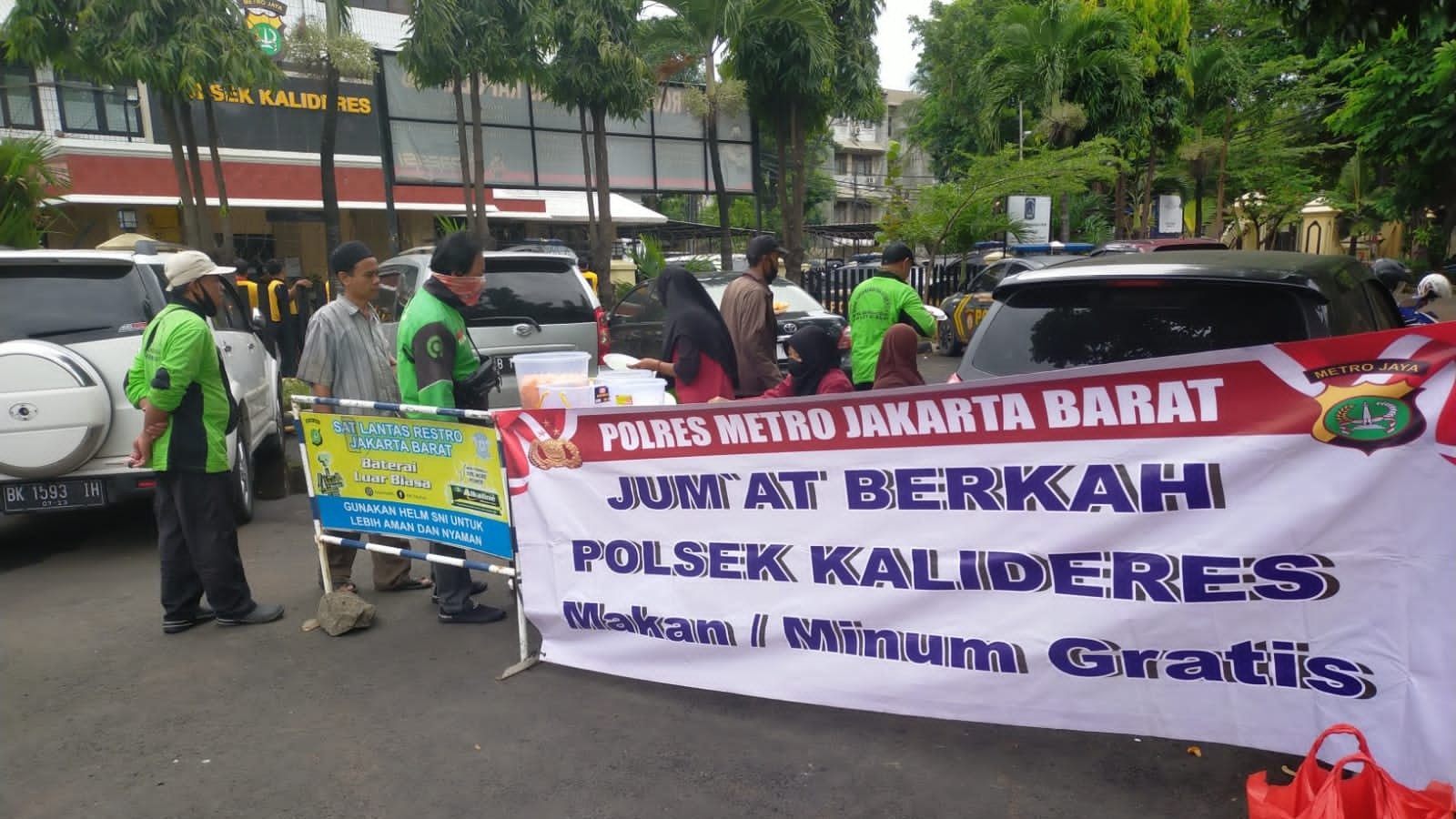 Jumat Berkah, Polsek Kalideres Bagikan Ratusan Sarapan Pagi ke Warga 1 IMG 20221021 203633
