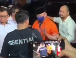 Penampakan Irjen Teddy Minahasa Kenakan Baju Tahanan dan Peci Hitam