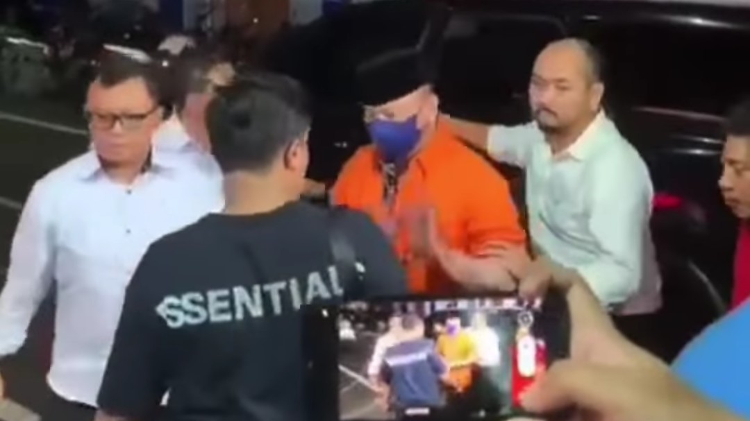 Penampakan Irjen Teddy Minahasa Kenakan Baju Tahanan dan Peci Hitam 1 IMG 20221025 075118