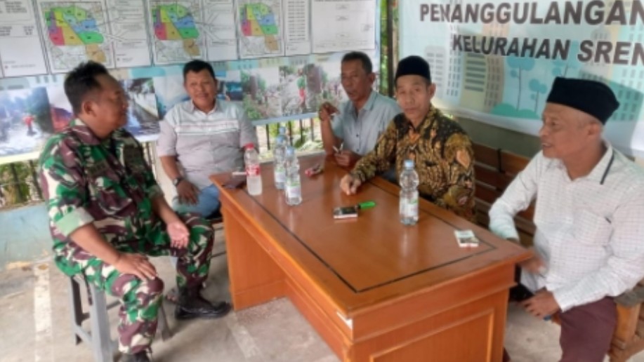 Babinsa Srengseng Berdialog dengan Warga, Bahas Perselisihan Warga Beberapa Waktu Lalu 1 IMG 20221028 170505