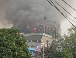 Kubah Masjid Islamic Center di Jakarta Utara Terbakar, 10 Unit Damkar Dikerahkan