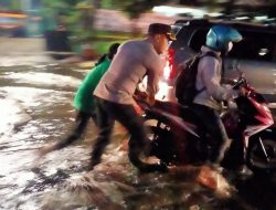 Aksi Kapolsek Tanjung Duren Turun Urai Lalu-lintas Hingga Dorong Mobil di Genangan Air