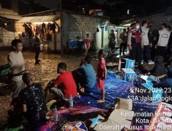 Polsek Kembangan Salurkan Bantuan Bagi Warga Terdampak Banjir
