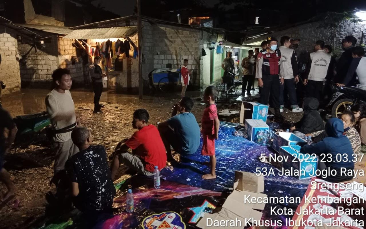 Polsek Kembangan Salurkan Bantuan Bagi Warga Terdampak Banjir 1 IMG 20221106 WA0041