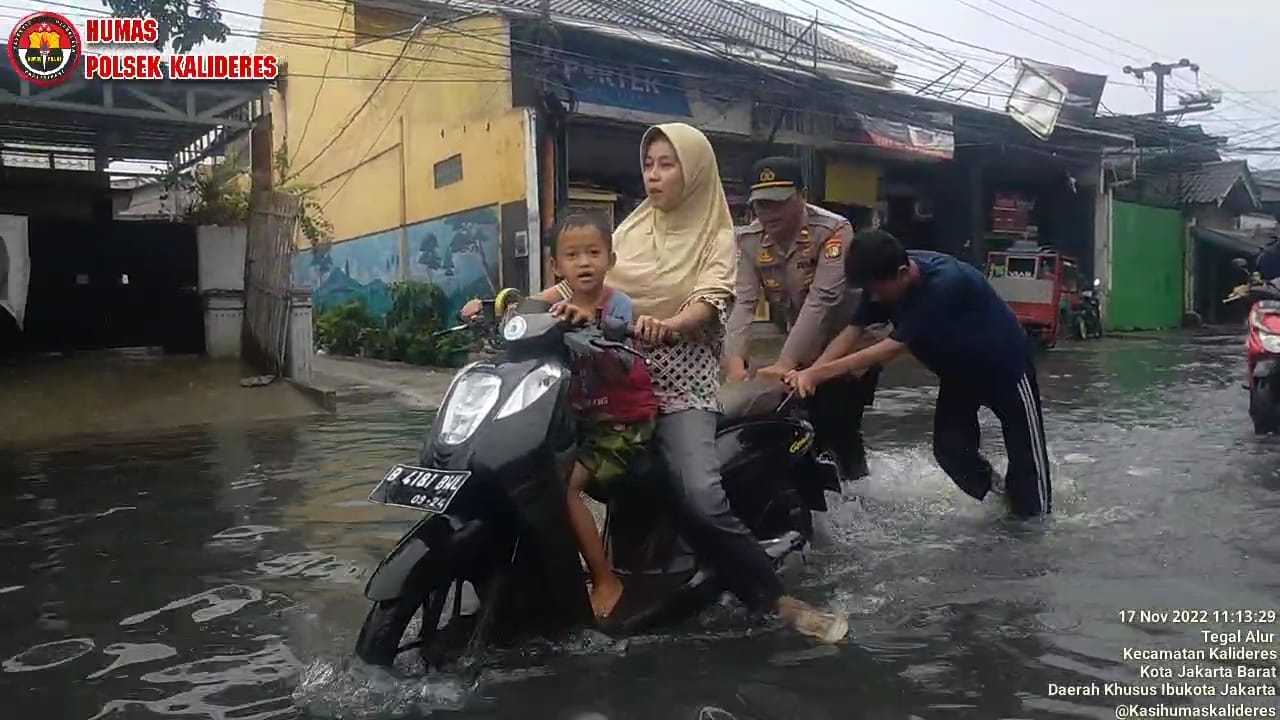 Polisi Bantu Pengendara Roda Dua yang Kesulitan Terobos Genangan Air di Jakbar 1 IMG 20221117 WA0023