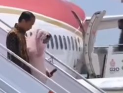 Video Ibu Negara Terpeleset Saat Turun dari Tangga Pesawat Kepresidenan Viral