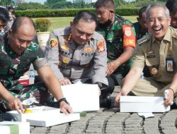 Momen Kebersamaan Tiga Pilar Jakarta Barat Duduk Lesahan Makan Nasi Kotak