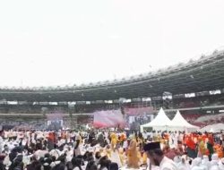 Relawan Jokowi Penuhi GBK, Spanduk Jokowi 3 Priode Terbentang