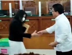 Momen Ferdy Sambo Peluk dan Cium PC Disuraki Orang yang Hadir di Ruang Sidang