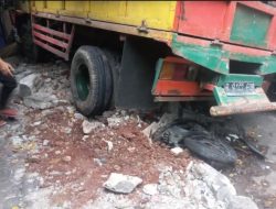 Motor Pengantar Gas Melon Hancur Terlindas Truk