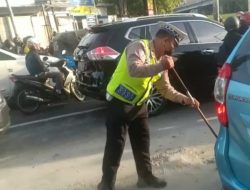 Kasat Lantas Jakbar Apresiasi Anggotanya Karena Bersihkan Coran yang Berserakan di Jalan