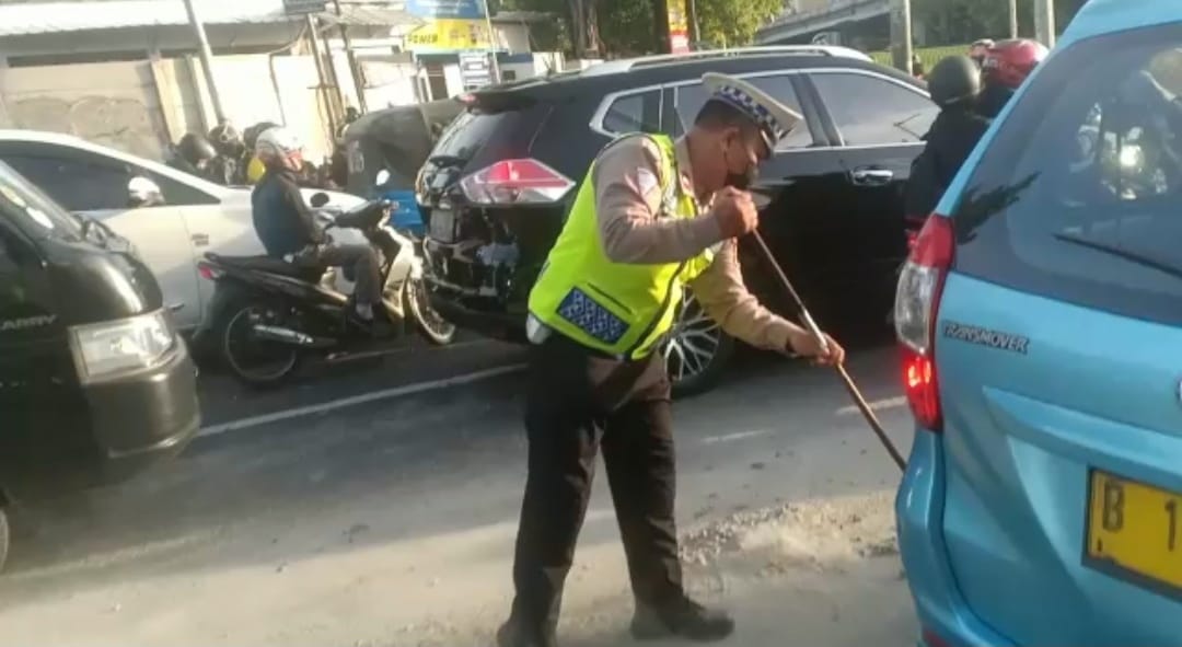 Kasat Lantas Jakbar Apresiasi Anggotanya Karena Bersihkan Coran yang Berserakan di Jalan 1 IMG 20221212 WA00561