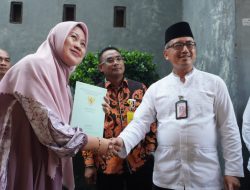 Walikota dan Kakan BPN Jakbar Turun Langsung Bagikan Sertifikat PTSL ke Warga