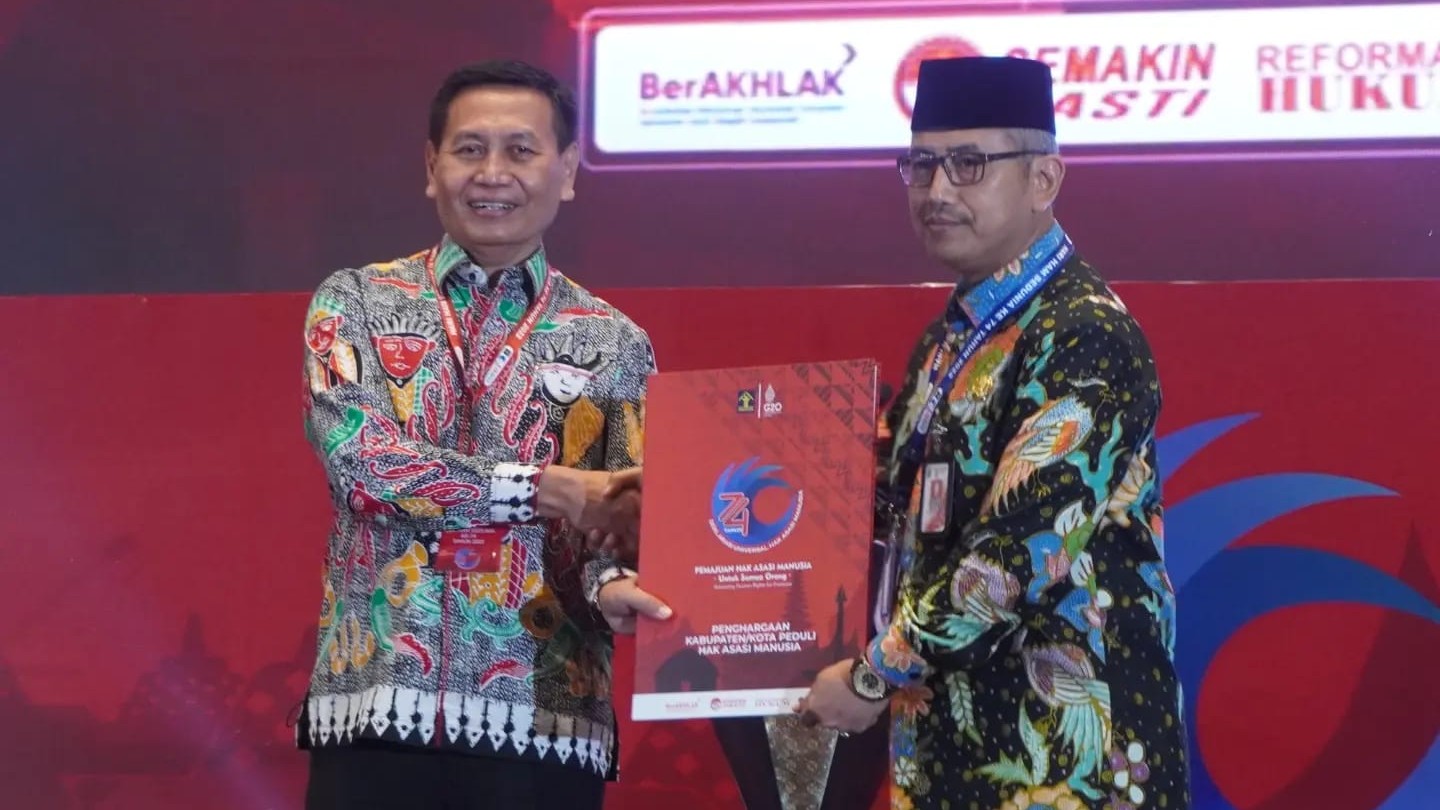 Wali Kota Jakbar Terima Piagam Kota Peduli HAM dari Kemenkumham 1 IMG 20221212 210911