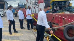 polisi sedang memasang garis Kapal TB Mitra Anugerah
