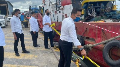 polisi sedang memasang garis Kapal TB Mitra Anugerah