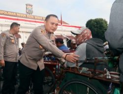Momen Kapolrestabes Surabaya Sarapan Bareng dan Bagi Sembako ke Abang Becak