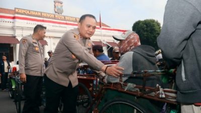 Momen Kapolrestabes Surabaya Sarapan Bareng dan Bagi Sembako ke Abang Becak