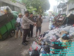 Cegah Polusi Udara, Polres Jakarta Barat Berikan Edukasi ke Warga Tidak Bakar Sampah