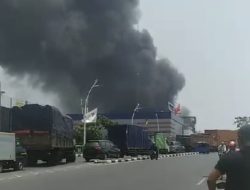 Pabrik Sendal di Penjaringan Dilalap Api, 120 Personel Damkar di Kerahkan