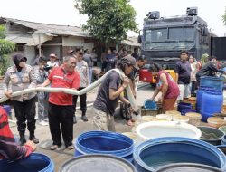 Polisi Salurkan Air Bersih untuk Warga RW11 Pegadungan dengan Watercannon