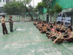 Dua Babinsa Koramil 01/Tamansari Berikan Beberapa Materi Pada Giat Dianpinsat di SMKN 35 Jakart