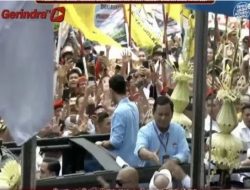 Prabowo-Gibran Menuju Gedung KPU Naikin Kendaraan Taktis Maung Berhias Janur Kuning
