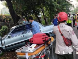 Sebuah Mobil Sedan Tabrak Pohon di Kawasan Kembangan