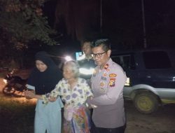 Kisah Kapolsek Inhu Evakuasi Seorang Nenek yang Terjebak Banjir