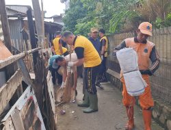 Tiga Pilar Kembangan Jakarta Barat Bersihkan Kawasan Warga Terdampak Banjir