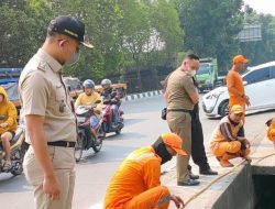 Lurah Kembangan Selatan Intruksikan PPSU Bersihkan Saluran yang Mengarah ke Kali Pesanggrahan