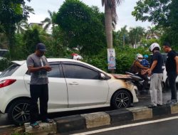 Akibat Konsleting Kabel Mesin, Sebuah Mobil di Kembangan Terbakar