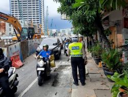 Jalan Amblas di Kawasan Olimo Jakarta Barat, Polisi Lakukan Pengaturan Lajur Kendaraan Agar Tidak Macet