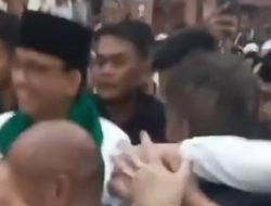 Beredar Video Anies Baswedan Nyaris Digigit Pria Tak Dikenal