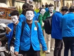 Ratusan Mahasiswa di Ciputat Bagikan Pamflet Bertulisan Tolak Politik Dinasti dan Penjahat HAM