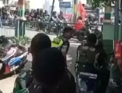 Takut Salah, Sejumlah Prajurit TNI Hanya Diam Lihat Beberapa Pengendara Geber-geber Motor di Depan Markas