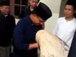Momen Anies Baswedan Takziah ke Rumah Pendukungnya yang Meninggal Dunia