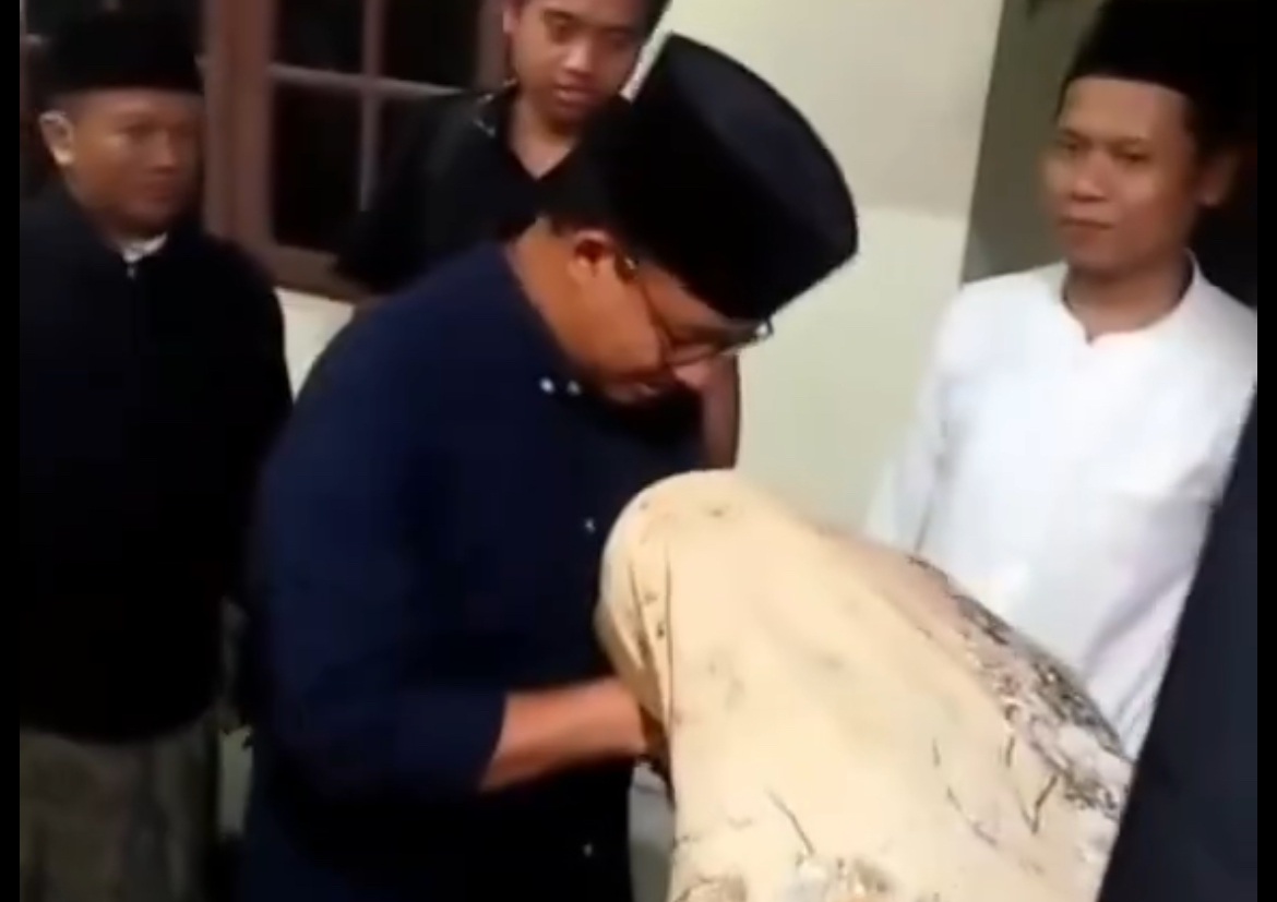 Momen Anies Baswedan Takziah ke Rumah Pendukungnya yang Meninggal Dunia 1 IMG 7165