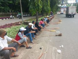 Puluhan Petugas PPSU Kelurahan Ancol Gelar Aksi Mogok Kerja Lantaran Dihina Miskin Oleh Lurah