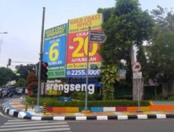 Pemkot Jakbar Tak Amanah Pergub! Tiang Reklame di Corner Srengseng Berdiri Tahunan Tak Ditindak