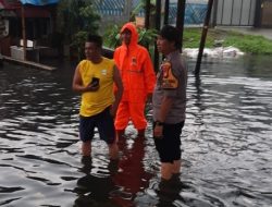 Bhabinkamtibmas Polsek Kembangan Lakukan Pengecekan Kawasan Terdampak Banjir